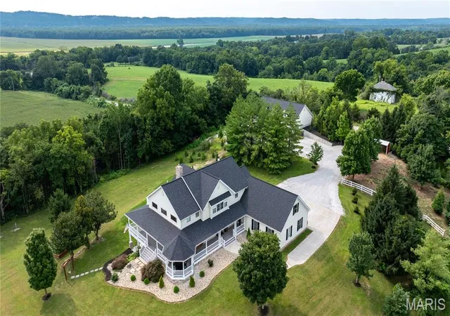 Photo 2 of Sale Pending at 205 Howell Rd, Defiance, MO 63341 | MLS# MIS26050120 | Listing updated on 2026-08-19