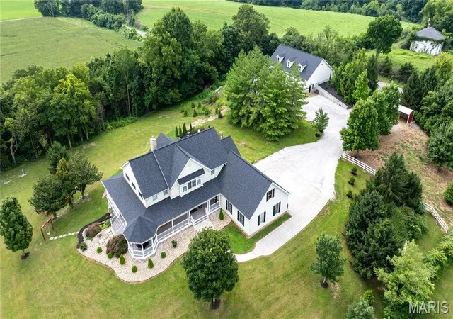 Photo 3 of Sale Pending at 205 Howell Rd, Defiance, MO 63341 | MLS# MIS26050120 | Listing updated on 2026-08-19