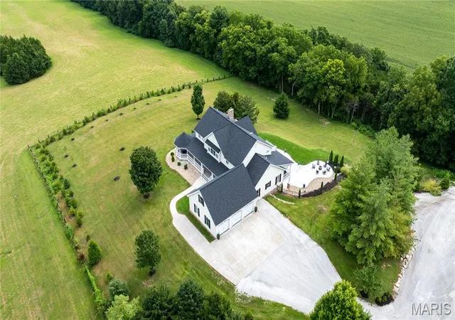 Photo 3 of Sale Pending at 205 Howell Rd, Defiance, MO 63341 | MLS# MIS26050120 | Listing updated on 2026-08-19