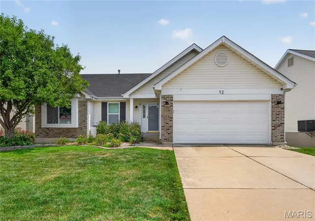 Photo 2 of Sale Pending at 12 Constable Ct, Saint Peters, MO 63376 | MLS# MIS26050149 | Listing updated on 2026-08-13