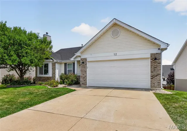 Photo 3 of Sale Pending at 12 Constable Ct, Saint Peters, MO 63376 | MLS# MIS26050149 | Listing updated on 2026-08-13