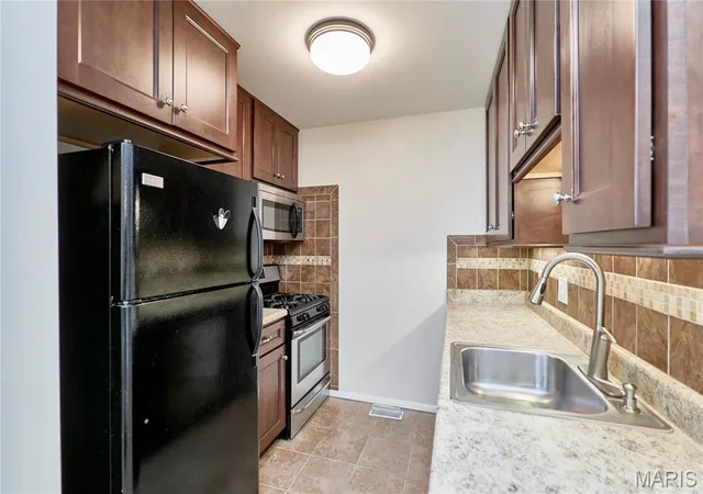 Photo 3 of Townhouse for sale at 847 Wendevy Ct, Ballwin, MO 63011 | MLS# MIS26050174 | Listing updated on 2026-08-12