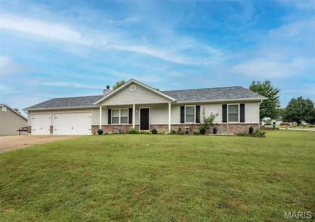 Photo 2 of Single family home for sale at 301 Excalibur Blvd, Troy, MO 63379 | MLS# MIS26050178 | Listing updated on 2026-08-11