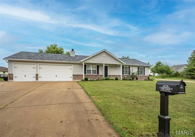Photo 3 of Single family home for sale at 301 Excalibur Blvd, Troy, MO 63379 | MLS# MIS26050178 | Listing updated on 2026-08-11