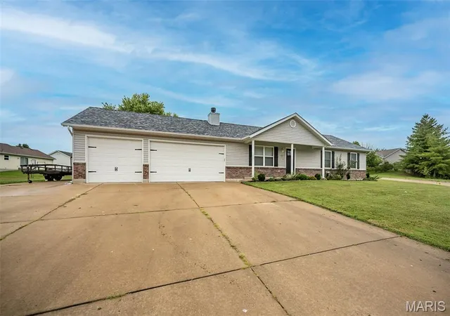 Photo 3 of Single family home for sale at 301 Excalibur Blvd, Troy, MO 63379 | MLS# MIS26050178 | Listing updated on 2026-08-11