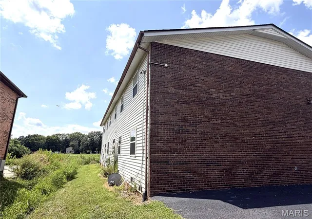 Photo 3 of Multi family home for sale at 971 Belle Valley Dr, Belleville, IL 62220 | MLS# MIS26050185 | Listing updated on 2026-08-31