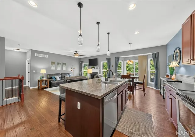 Photo 3 of Sale Pending at 1125 Crystal Crk Pkwy, Wentzville, MO 63385 | MLS# MIS26050197 | Listing updated on 2026-09-30