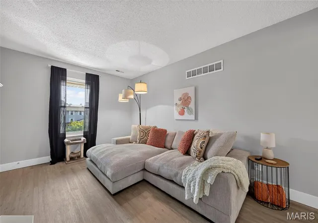 Listing Photo 5 - Condo for sale in building located at 31 Delray, Saint Peters, MO 63376 - Unit #E