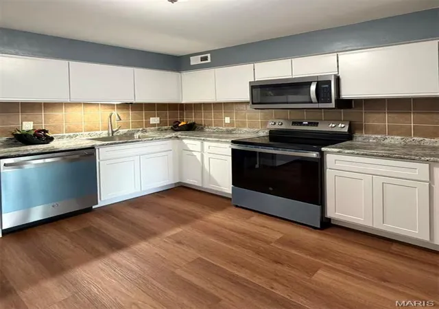 Photo 3 of Condo for sale at 1960 Marine Ter Dr #H, Saint Louis, MO 63146 | MLS# MIS26050228 | Listing updated on 2026-08-31