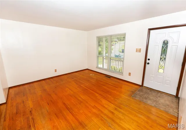 Photo 2 of Sale Pending at 728 Stonesign Dr, Fenton, MO 63026 | MLS# MIS26050250 | Listing updated on 2026-10-05