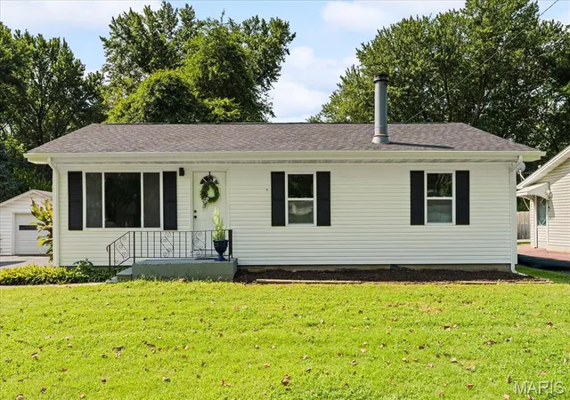 Photo 1 of Sale Pending at 9106 Summit Dr, Fairview Heights, IL 62208 | MLS# MIS26050266 | Listing updated on 2026-08-17
