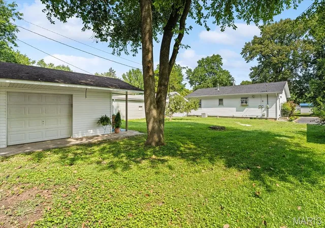 Photo 2 of Sale Pending at 9106 Summit Dr, Fairview Heights, IL 62208 | MLS# MIS26050266 | Listing updated on 2026-08-17
