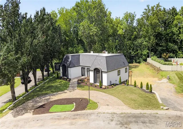 Photo 3 of Single family home for sale at 111 Lamoine Ln, Belleville, IL 62223 | MLS# MIS26050295 | Listing updated on 2026-09-08