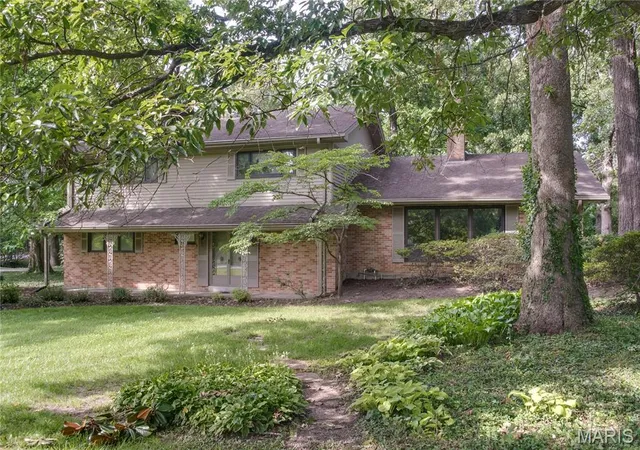 Photo 1 of Sale Pending at 103 Frontenac Forest, Saint Louis, MO 63131 | MLS# MIS26050306 | Listing updated on 2026-10-05