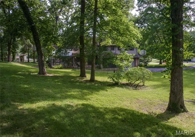 Photo 2 of Sale Pending at 103 Frontenac Forest, Saint Louis, MO 63131 | MLS# MIS26050306 | Listing updated on 2026-10-05