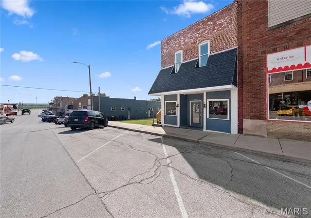 Photo 3 of Single family home for sale at 318 Broadway St, Elsberry, MO 63343 | MLS# MIS26050314 | Listing updated on 2026-08-18