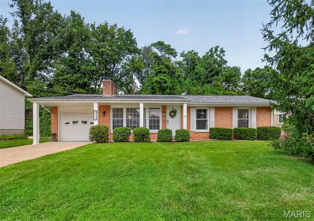 Photo 2 of Sale Pending at 313 Elmhurst Dr, Saint Charles, MO 63301 | MLS# MIS26050315 | Listing updated on 2026-08-24
