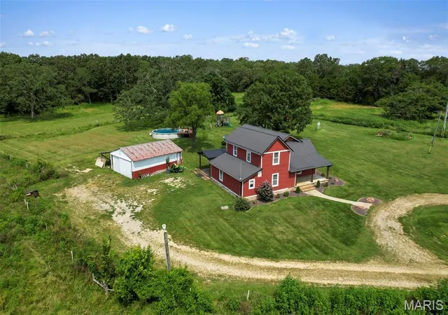 Photo 3 of Sale Pending at 604 Old Irondale Rd, Bismarck, MO 63624 | MLS# MIS26050364 | Listing updated on 2026-09-04