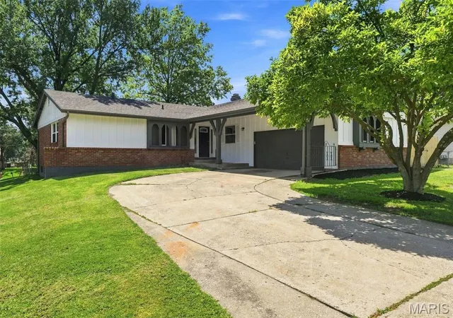 Photo 2 of Single family home for sale at 4980 Lockwig Trl, Florissant, MO 63033 | MLS# MIS26050377 | Listing updated on 2026-10-06