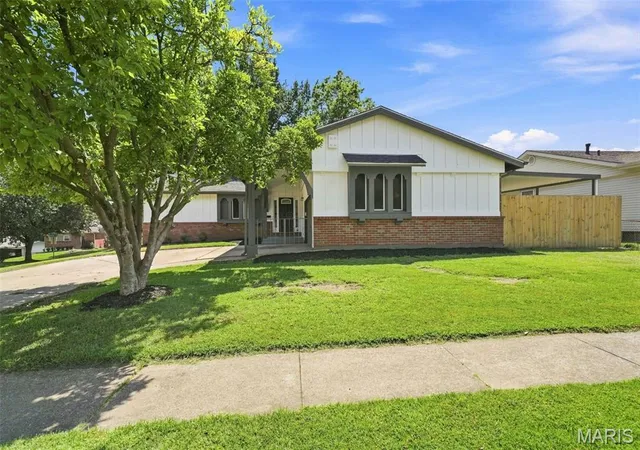 Photo 3 of Single family home for sale at 4980 Lockwig Trl, Florissant, MO 63033 | MLS# MIS26050377 | Listing updated on 2026-10-06
