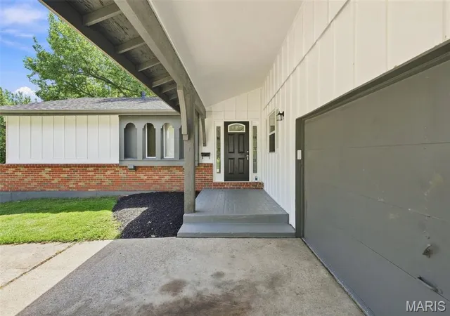 Photo 3 of Single family home for sale at 4980 Lockwig Trl, Florissant, MO 63033 | MLS# MIS26050377 | Listing updated on 2026-10-06