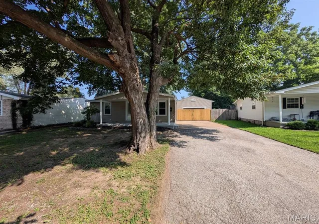 Photo 2 of Sale Pending at 2313 Miracle Ave, Granite City, IL 62040 | MLS# MIS26050394 | Listing updated on 2026-08-17