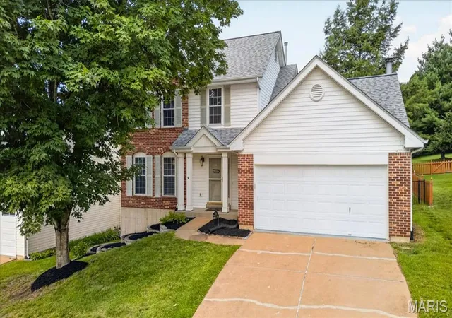 3rd image of 654 Summer Top Cir, Fenton, MO 63026 | MLS# MIS26050438