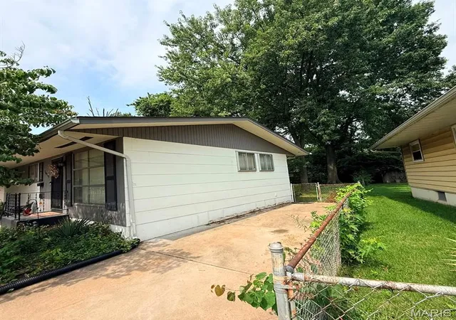 Photo 2 of Sale Pending at 10315 Durness Dr, Saint Louis, MO 63137 | MLS# MIS26050458 | Listing updated on 2026-08-11