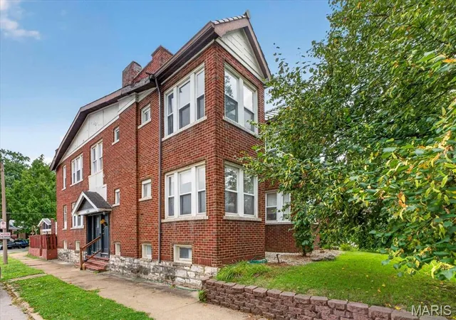 Photo 3 of Sale Pending at 6218 S Kingshighway Blvd, Saint Louis, MO 63109 | MLS# MIS26050461 | Listing updated on 2026-08-30