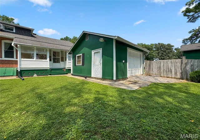 Photo 3 of Single family home for sale at 403 N Clinton St, New Athens, IL 62264 | MLS# MIS26050477 | Listing updated on 2026-09-08