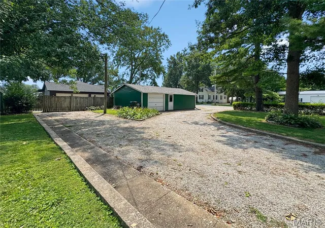 Photo 4 of Single family home for sale at 403 N Clinton St, New Athens, IL 62264 | MLS# MIS26050477 | Listing updated on 2026-09-08