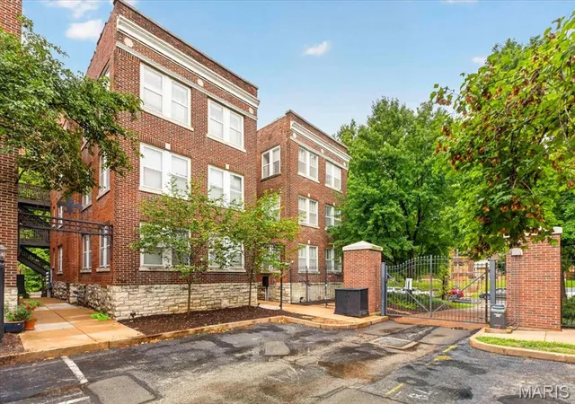 Photo 3 of Condo for sale at 5360 Pershing Ave #2A, Saint Louis, MO 63112 | MLS# MIS26050492 | Listing updated on 2026-08-31