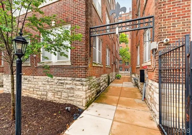 Photo 3 of Condo for sale at 5360 Pershing Ave #2A, Saint Louis, MO 63112 | MLS# MIS26050492 | Listing updated on 2026-08-31