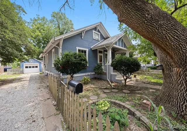 Photo 2 of Sale Pending at 808 Troy Rd, Edwardsville, IL 62025 | MLS# MIS26050499 | Listing updated on 2026-09-03