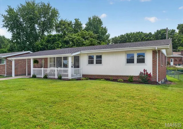Photo 3 of Sale Pending at 2609 W Adams St, Saint Charles, MO 63301 | MLS# MIS26050505 | Listing updated on 2026-08-25