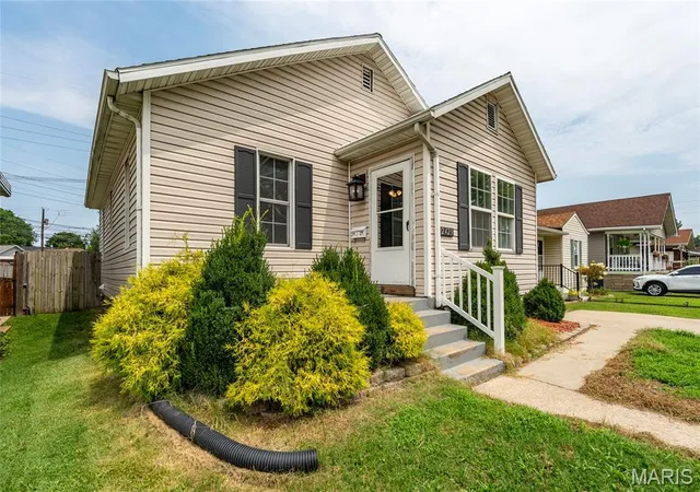 4th image of 2429 Jerden Ave, Granite City, IL 62040 | MLS# MIS26050506