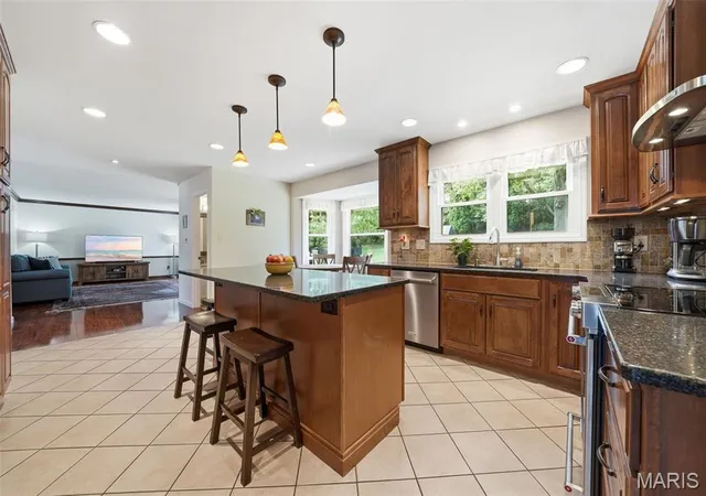 Photo 3 of Sale Pending at 15011 Ridge Lake Dr, Chesterfield, MO 63017 | MLS# MIS26050509 | Listing updated on 2026-08-17