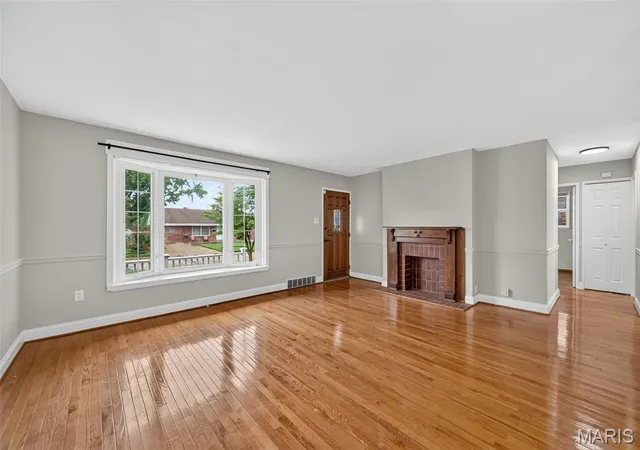 Photo 3 of Sale Pending at 3821 Upton St, Saint Louis, MO 63116 | MLS# MIS26050510 | Listing updated on 2026-09-02