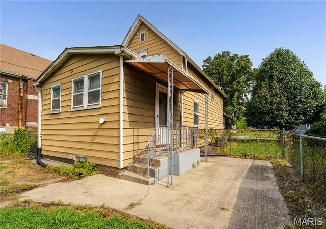 4th image of 2402 E 25Th St, Granite City, IL 62040 | MLS# MIS26050511