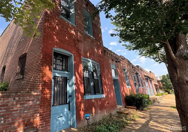 Photo 1 of Single family home for sale at 1517 Vail Pl, Saint Louis, MO 63104 | MLS# MIS26050525 | Listing updated on 2026-08-20