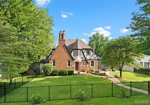 Photo 3 of Single family home for sale at 105 Florence St, Lebanon, IL 62254 | MLS# MIS26050550 | Listing updated on 2026-09-13