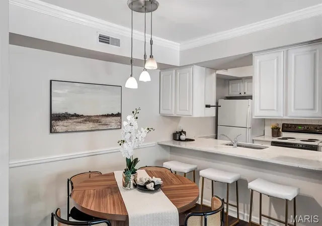 Photo 3 of Condo for sale at 425 S Geyer Rd #H, Saint Louis, MO 63122 | MLS# MIS26050564 | Listing updated on 2026-10-05