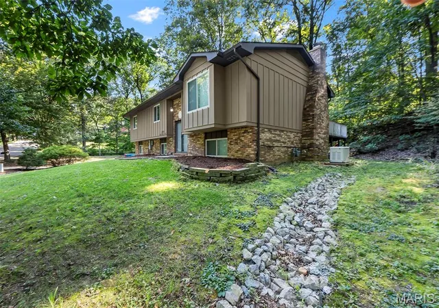 Photo 3 of Single family home for sale at 2800 Oakshire Cir, Cape Girardeau, MO 63701 | MLS# MIS26050569 | Listing updated on 2026-09-30