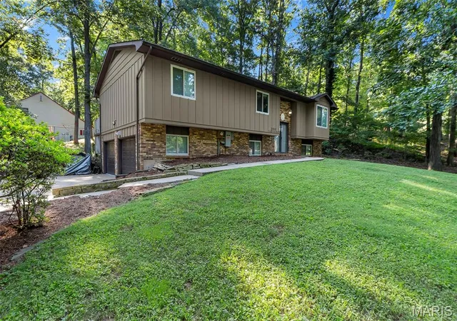 Photo 3 of Single family home for sale at 2800 Oakshire Cir, Cape Girardeau, MO 63701 | MLS# MIS26050569 | Listing updated on 2026-09-30