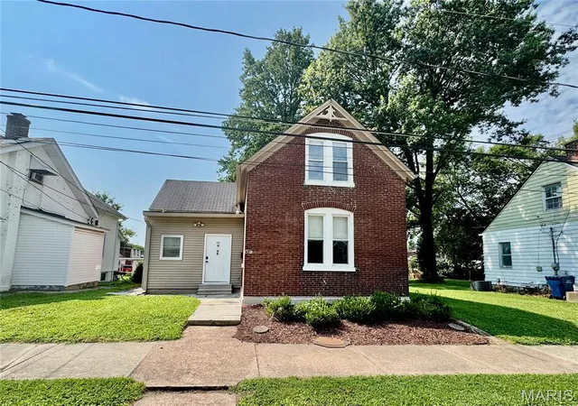Photo 2 of Single family home for sale at 420 E Mckinley St, Belleville, IL 62220 | MLS# MIS26050590 | Listing updated on 2026-08-22
