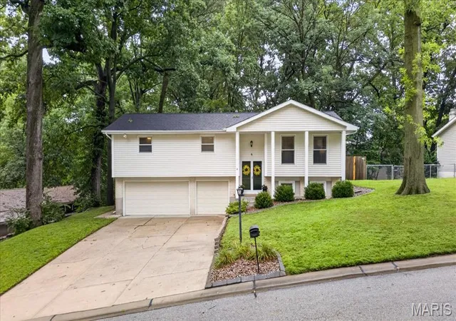Photo 3 of Sale Pending at 9 San Camille Dr, Saint Charles, MO 63303 | MLS# MIS26050613 | Listing updated on 2026-08-23