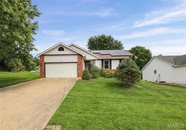 Photo 2 of Single family home for sale at 81 Englewood Dr, Glen Carbon, IL 62034 | MLS# MIS26050619 | Listing updated on 2026-09-21