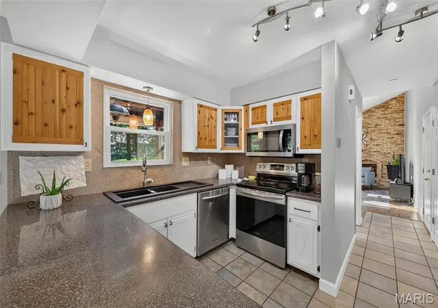 Photo 4 of Sale Pending at 3024 Armona Dr, Saint Louis, MO 63129 | MLS# MIS26050631 | Listing updated on 2026-08-17