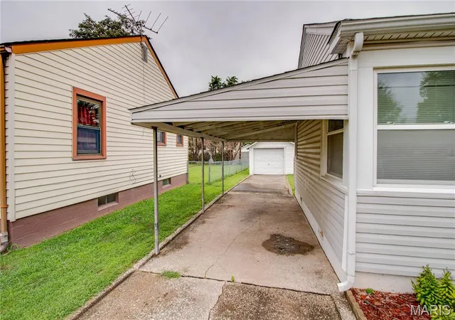 Photo 3 of Single family home for sale at 905 Madison Ave, Wood River, IL 62095 | MLS# MIS26050637 | Listing updated on 2026-09-06
