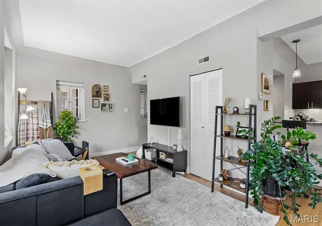 Photo 4 of Condo for sale at 601 Westgate #C, Saint Louis, MO 63130 | MLS# MIS26050641 | Listing updated on 2026-10-07